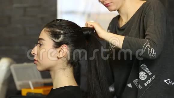 在沙龙里梳头发的女人视频的预览图