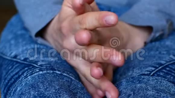 女性双手盘膝牛仔背景视频的预览图