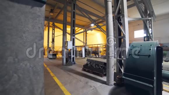 焊工在工厂的大车间焊接金属件在工厂进行金属加工焊接和金属加工视频的预览图