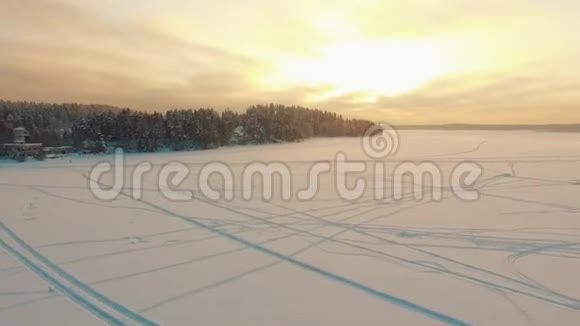 日落时分在乡村冬季的风景之上飞翔视频的预览图