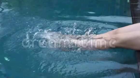双腿在泳池中缓慢运动视频的预览图