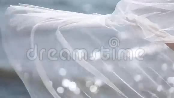 刮风天气下的新娘面纱视频的预览图