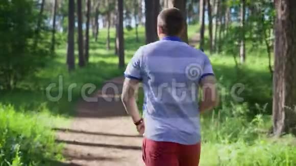 在森林里奔跑的年轻人运动和健康的生活方式夏季视频的预览图