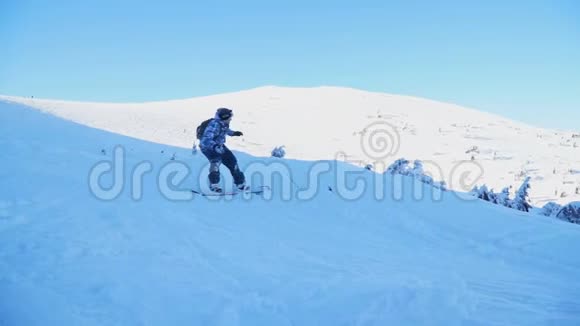 滑雪者骑在山坡上摔倒了决定休息视频的预览图