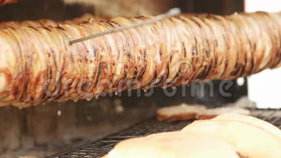 土耳其羊肉串Kokorec视频的预览图