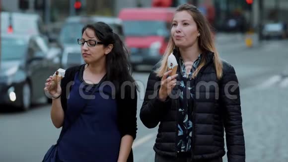 夏天吃冰淇淋在伦敦市散步视频的预览图