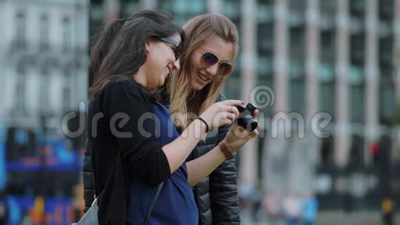 两位年轻女性在镜头前查看照片伦敦观光视频的预览图