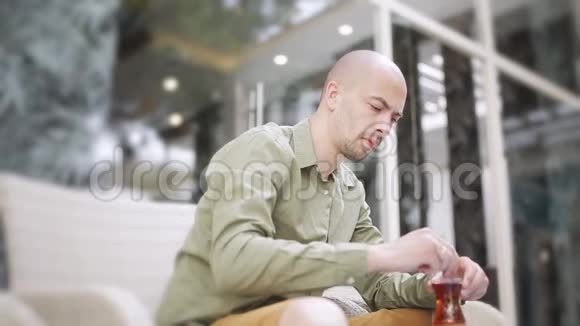男人和女人在户外喝土耳其茶视频的预览图