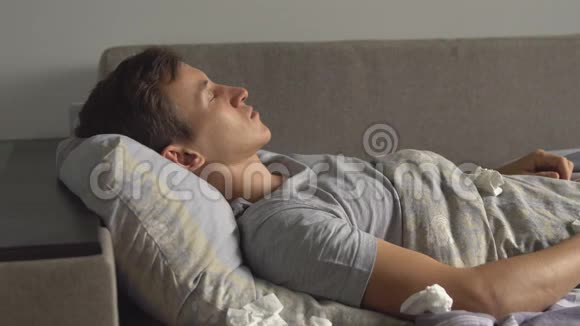 病人躺在床上用手帕吹鼻子视频的预览图