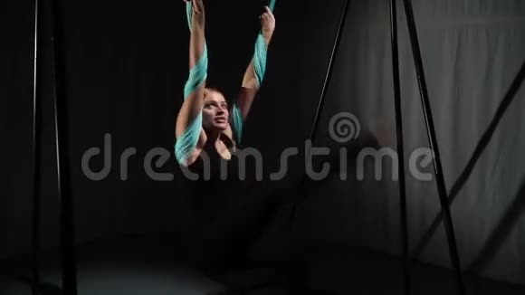 女孩在空中瑜伽上热身视频的预览图