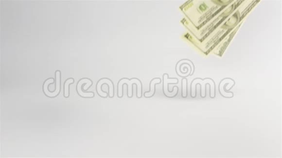美元钞票雨点落在白桌上视频的预览图