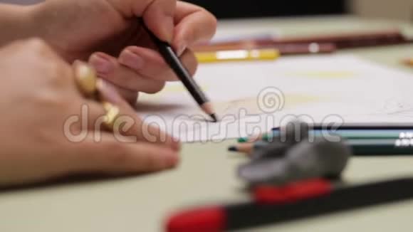 女孩用彩色铅笔左撇子画在纸上用慢镜头细看视频的预览图