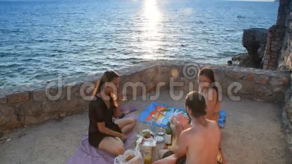 三个朋友在海滩附近野餐快乐视频的预览图