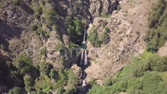 令人惊叹的电影4k空中多瀑布之间的岩石和植被视频的预览图