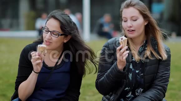 两个女孩在晴天吃冰淇淋慢动作视频的预览图