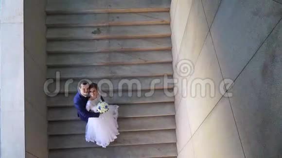 站在楼梯上的新婚夫妇的俯视图视频的预览图