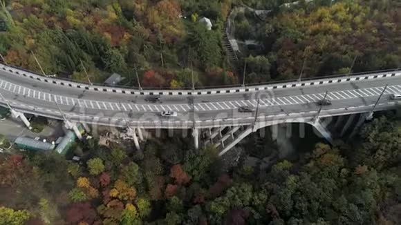 在立交桥上可以看到驾驶汽车大海和美丽的景观背景高速公路和立交桥的鸟瞰图视频的预览图