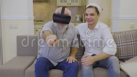 年轻人为他的祖父打开虚拟世界视频的预览图