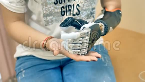 女人测试创新的机器人手臂现代医学概念视频的预览图