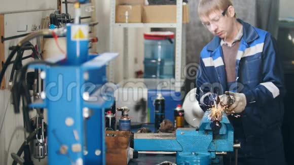手工劳动工人用圆锯打磨金属细节汽车修理近距离观察视频的预览图
