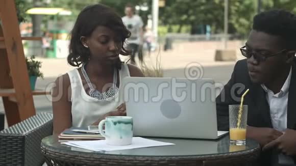 非裔美国人商业团队在咖啡馆的商务会议上争论视频的预览图