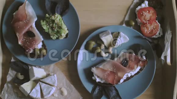 早餐在床上带比利时华夫饼和蓝莓的托盘和一杯柠檬茶色调顶部景观视频的预览图