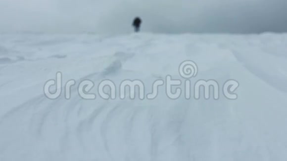 人在山上翻雪视频的预览图