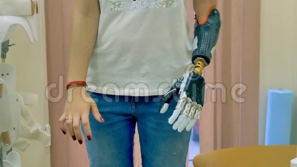 年轻女性使用创新的机器人仿生手臂4K视频的预览图