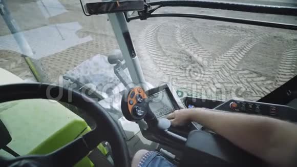 拖拉机驾驶室的司机视野农村农业车辆拖拉机驱动面板视频的预览图