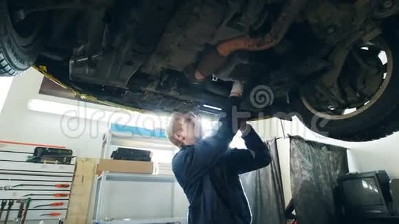汽车维修用汽车维修车库内的汽车阳光背光滑块镜头视频的预览图