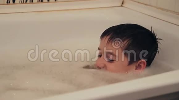 小孩用泡沫洗澡视频的预览图