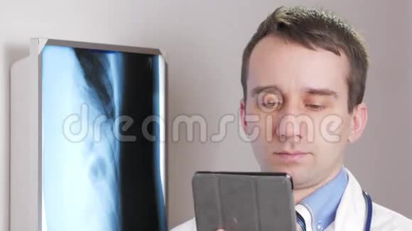 一位年轻的医生在诊所里使用平板电脑一名男子记录了一名病人x线的结果视频的预览图