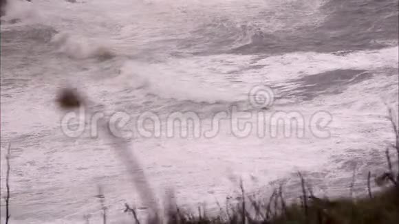 长时间的海浪拍打着海岸视频的预览图