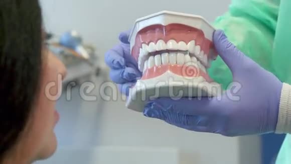 牙医展示人体牙齿的客户布局视频的预览图