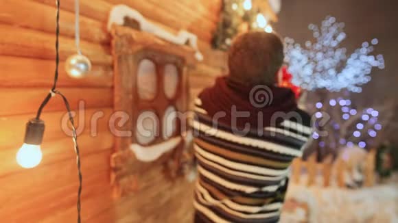 木仙屋背景上的家伙滑稽戏谑地送给观者礼物圣诞节和新年视频的预览图