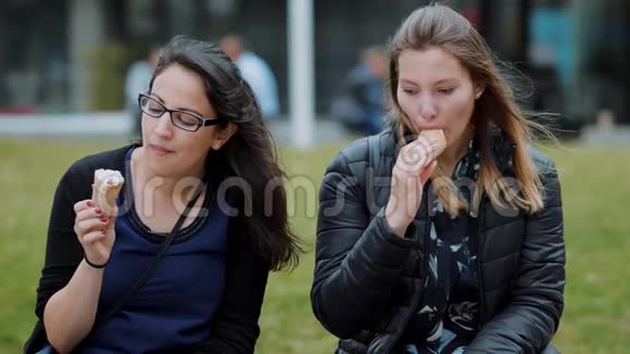 两个女孩在晴天吃冰淇淋慢动作视频的预览图