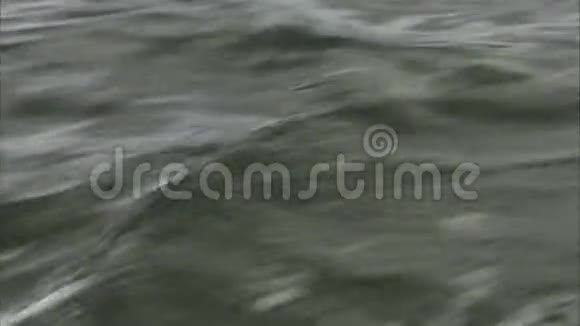 从一艘船上近距离拍摄海洋中的海浪视频的预览图