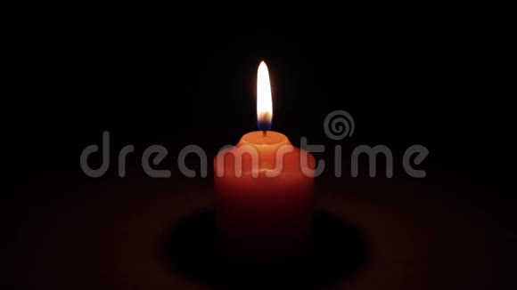 单个蜡烛燃烧视频的预览图