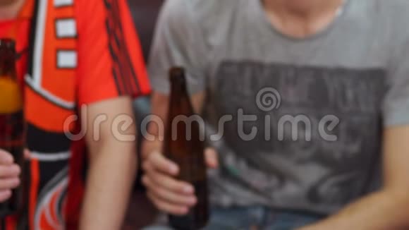 三个快乐的球迷喝啤酒视频的预览图