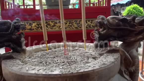 中国香枝在寺庙里燃烧视频的预览图
