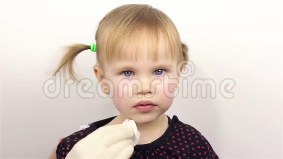 皮肤护理一个漂亮的小女孩的肖像妈妈把保湿霜放在脸上视频的预览图