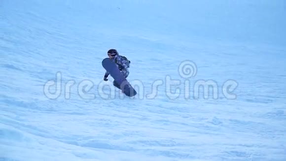 滑雪者攀登山坡视频的预览图
