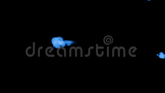 许多流动的荧光蓝墨水或烟雾隔离在黑色的缓慢运动蓝色颜料在水中卷曲用途视频的预览图