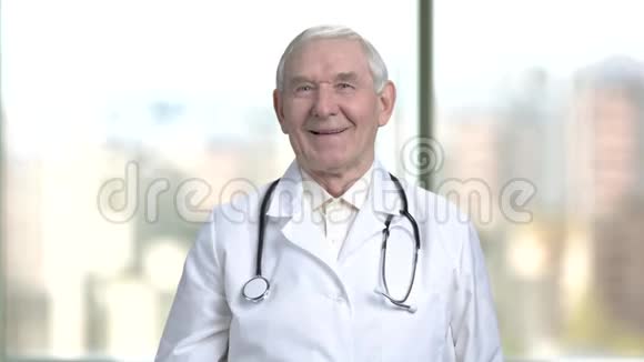 快乐的老医生伸出大拇指视频的预览图