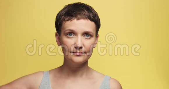 女性清洁牙齿观看镜头和不同侧面的滑稽画像视频的预览图