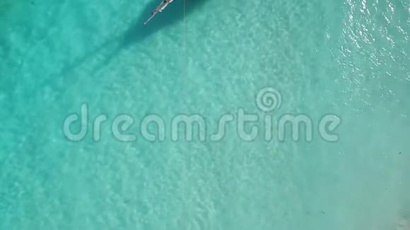 传统渔船停泊在近岸空中顶景视频的预览图