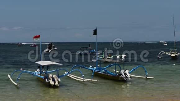 传统巴厘岛蜻蜓船在海滩上印度尼西亚巴厘萨努尔海滩上的Jukung渔船视频的预览图