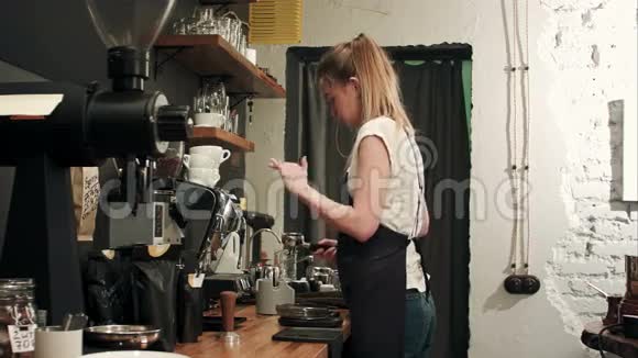 咖啡师用专业的冲泡咖啡吧视频的预览图