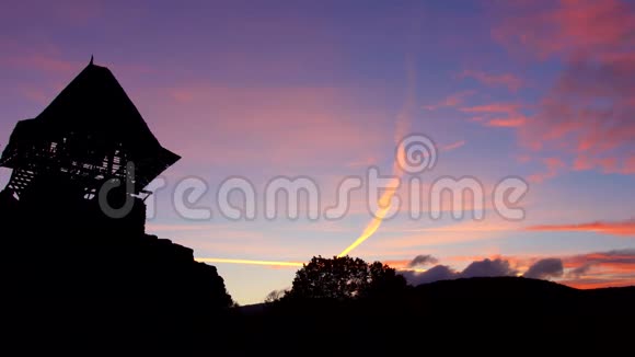 另一个日落纳威茨基城堡凝视着津津有味和粉红色的日落视频的预览图
