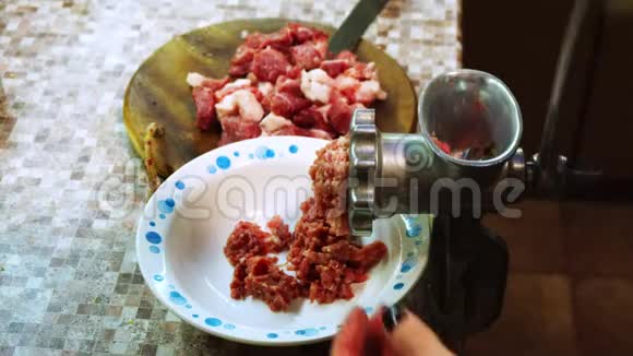 一种小型手动绞肉机用于家庭烹饪肉末视频的预览图